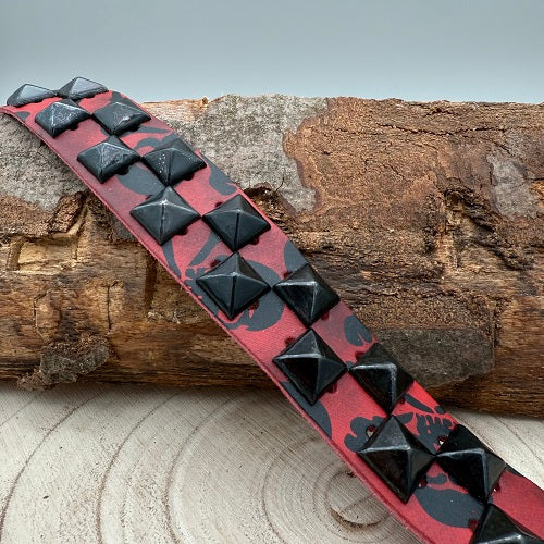 belt_black-pyramid-studs-red-skull-design