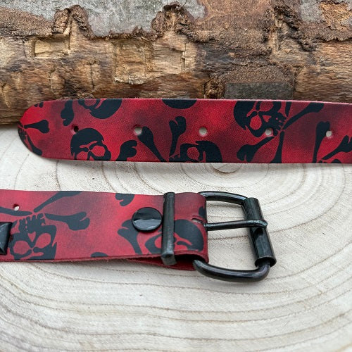 belt_black-pyramid-studs-red-skull-design