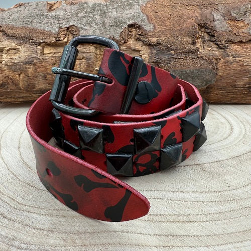 belt_black-pyramid-studs-red-skull-design