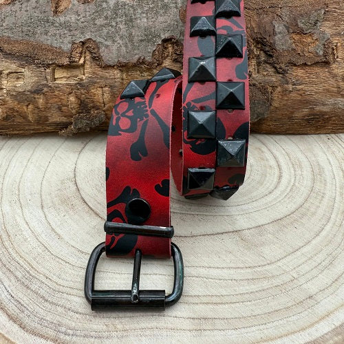 belt_black-pyramid-studs-red-skull-design